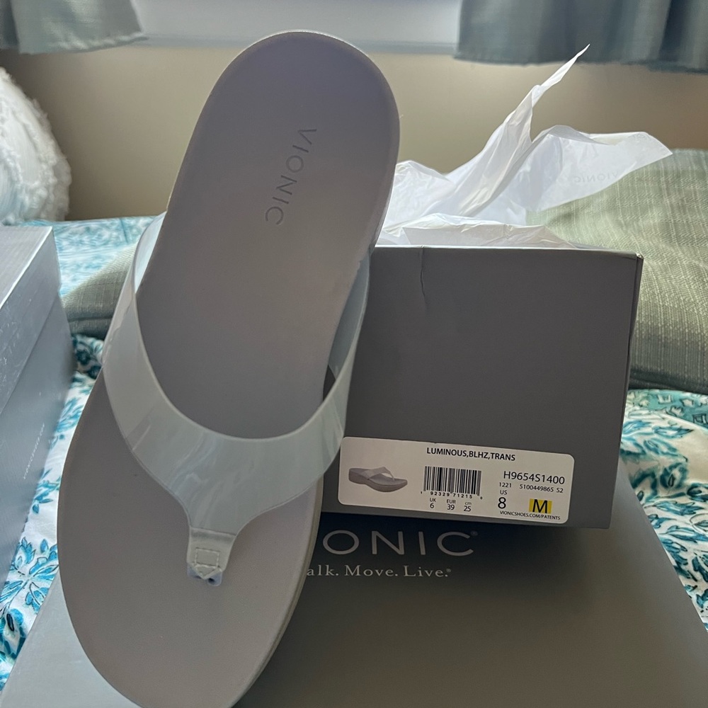 NWT Vionic clear flip flop